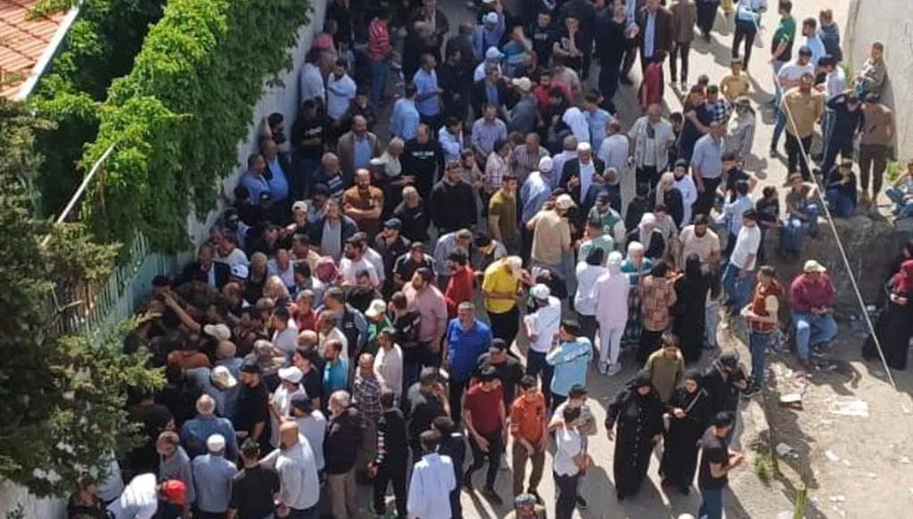 حشود للمنتخبين أمام أحد مراكز الاقتراع في بلدة فنيدق - عكار