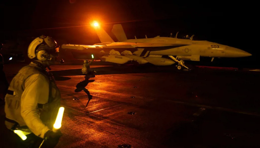 طائرة أميركية تستعد للإقلاع من سطح حاملة الطائرات من فئة نيميتز (أ ف ب).