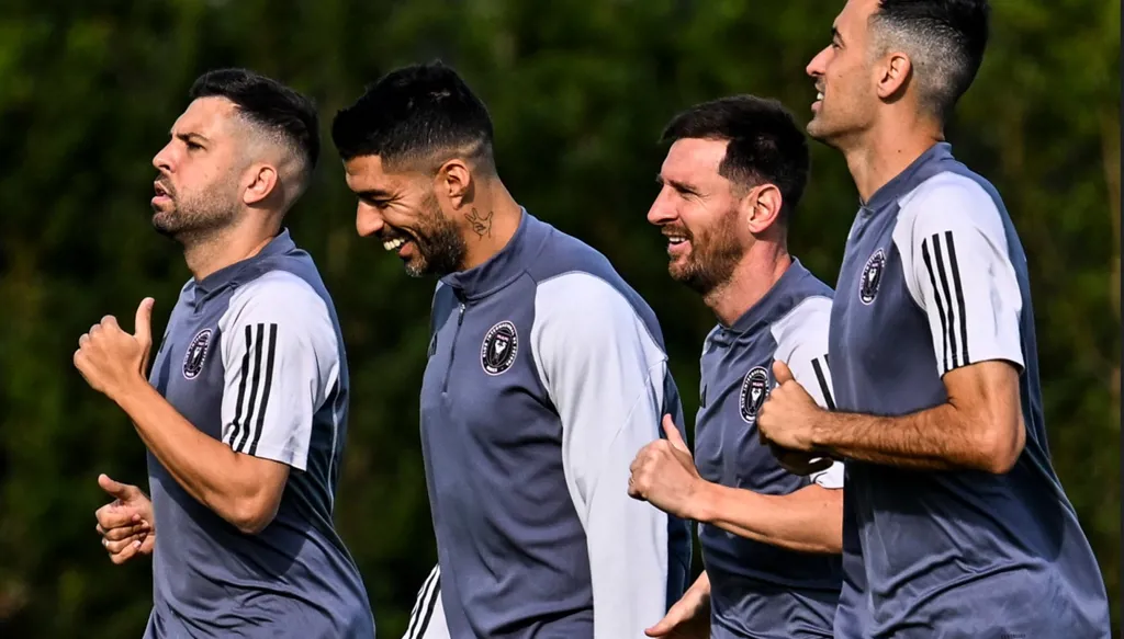 "جبان"... نجم برشلونة السابق يهاجم الحكم! (فيديو)