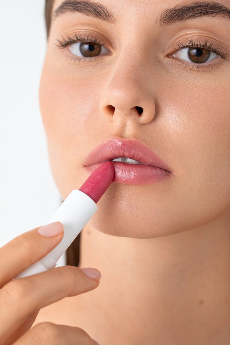 لون أحمر الشفاه يجب أن يكون قريباً من لون شفتيك أو أغمق بدرة (Pinterest)