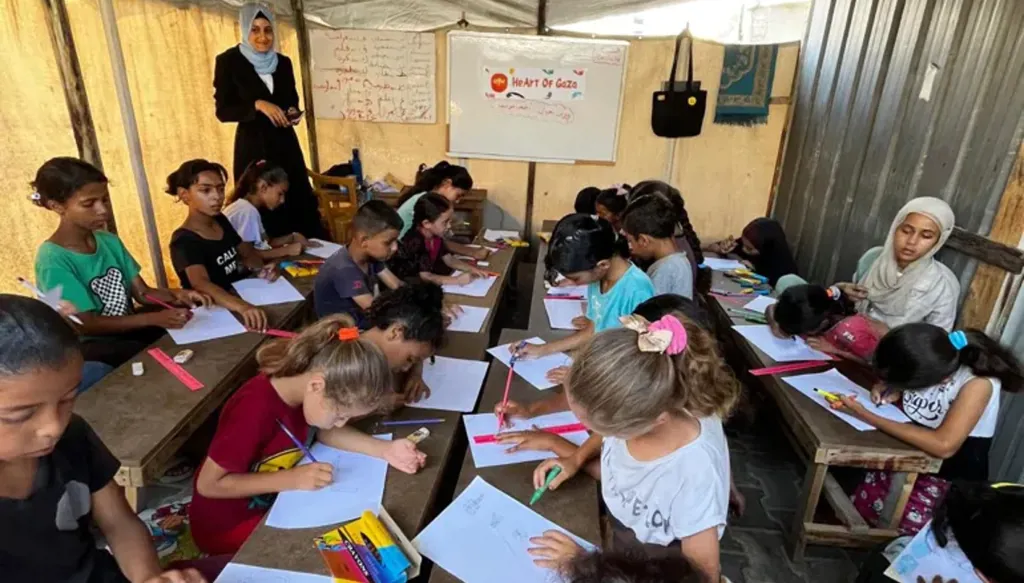 بالفيديو - أطفال غزة يعودون إلى التعليم بعد 3 أعوام... المدارس في الخيام