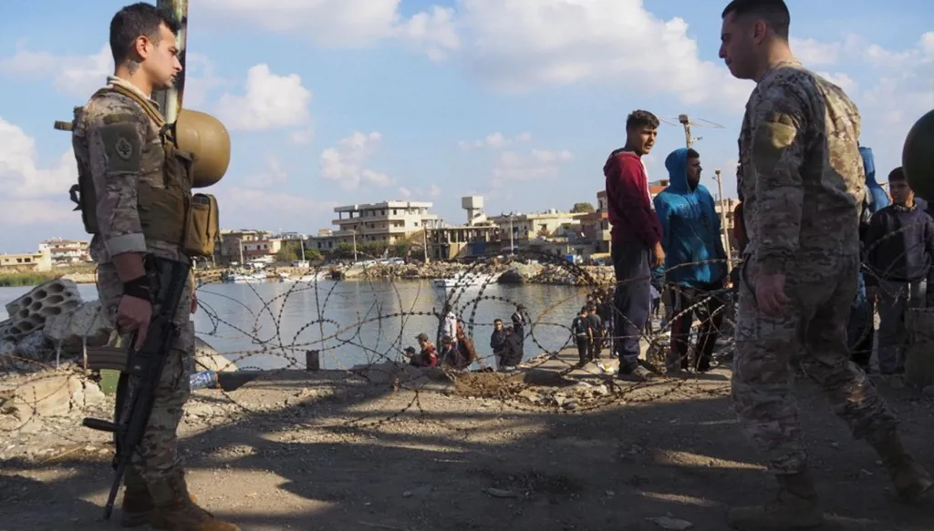 بالفيديو - مجموعة من "هيئة تحرير الشام" عند الحدود اللبنانية