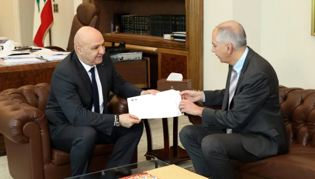 الصراع الانتخابي إلى خطوات تصعيدية لإرباك الحكومة... الحريري حضر إفطار "الفتوى": لبنان أولاً قبل الجميع