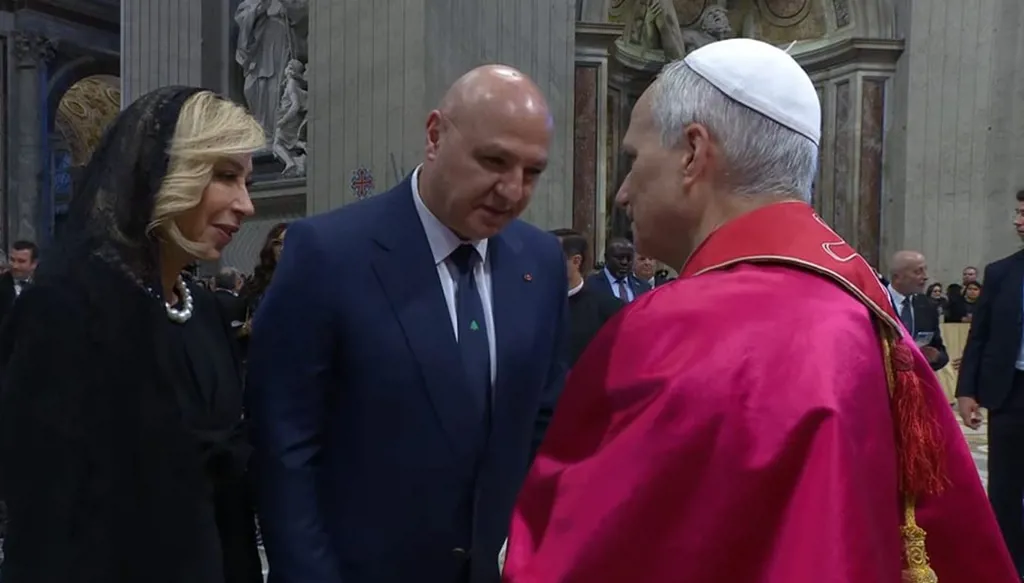 عون وعقيلته مع البابا لاوون. (الرئاسة اللبنانية)