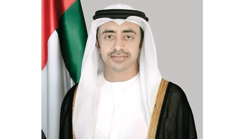 عبدالله بن زايد ووزير الخارجية الأيرلندي يبحثان التطورات الإقليمية