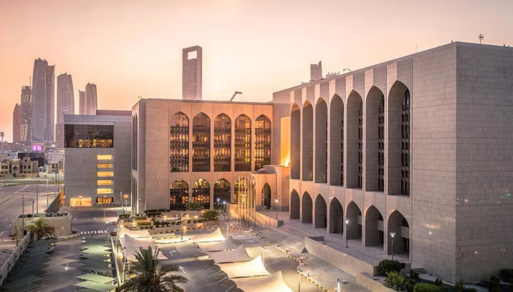 بنوك الإمارات تزيد الإقراض 17.8% مع نمو أصولها إلى 1.44 تريليون دولار