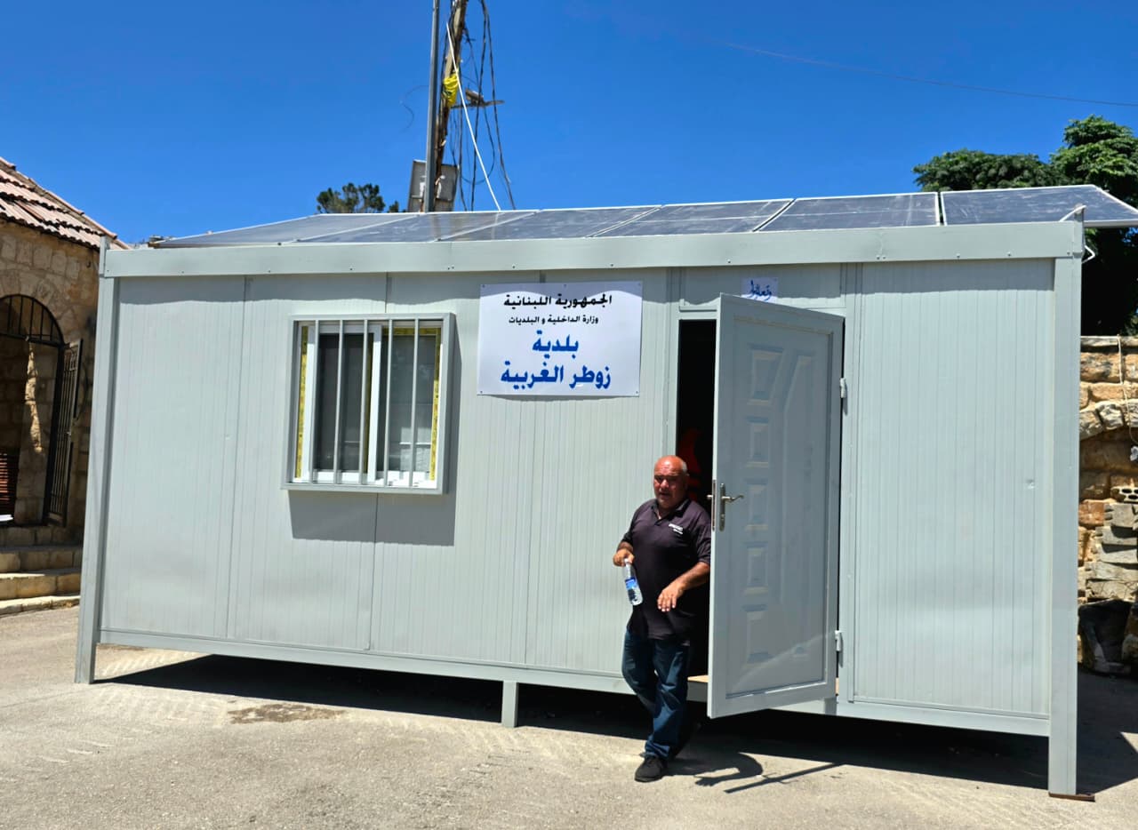 غرفة جاهزة اعتمدت مقراً موقتاً للبلدية.
