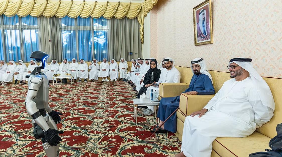 الروبوت يوني تري جي1 يلقي التحية على الشيخ محمد بن راشد (وام)