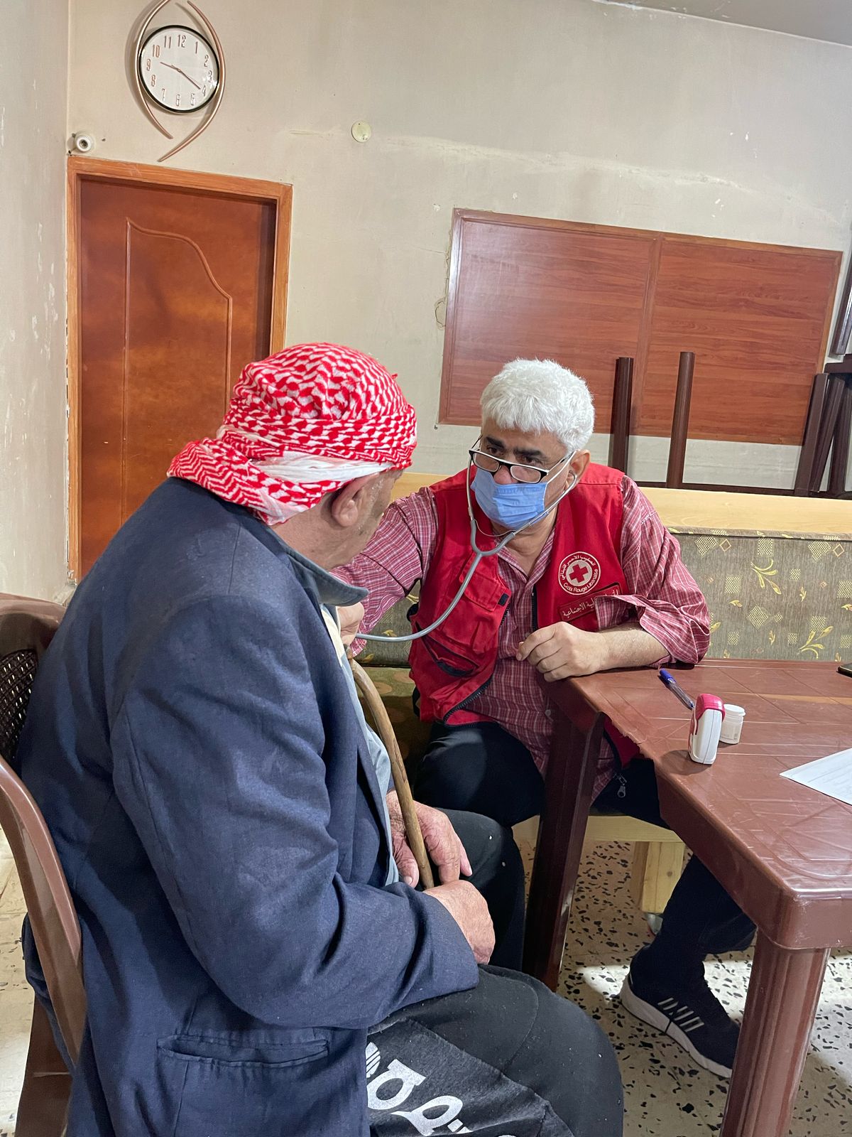 رعاية النازحين من قبل الصليب الأحمر.