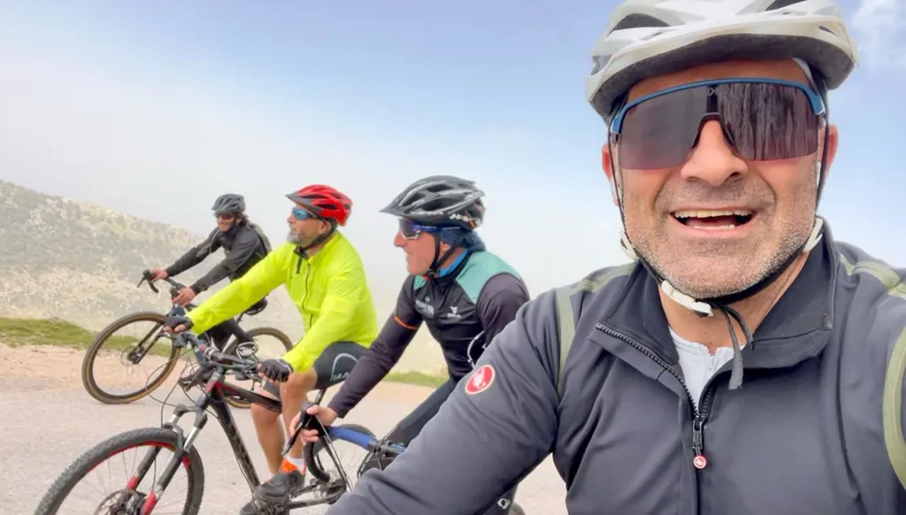 رحلة بيئية تتخطى أجواء الحرب... 4 دراجين اجتازوا 55 كلم من القبيات الى جبل أكروم (صور)