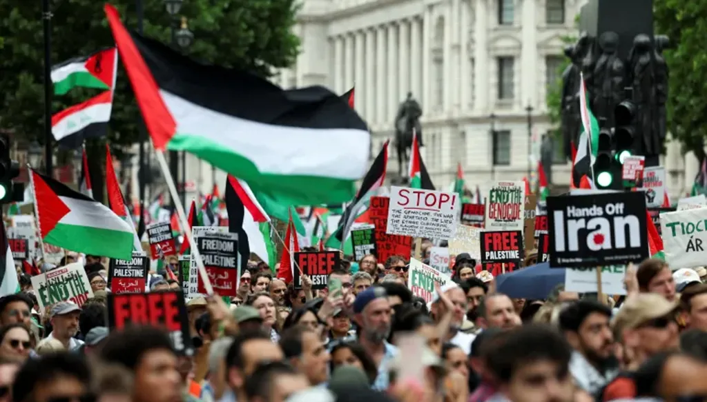 متظاهرون مؤيدون للفلسطينيين في وسط لندن (رويترز)