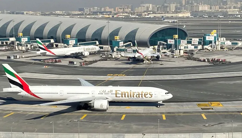 الخارجية الإماراتية: للتواصل مع شركات الطيران لمتابعة مستجدات الرحلات