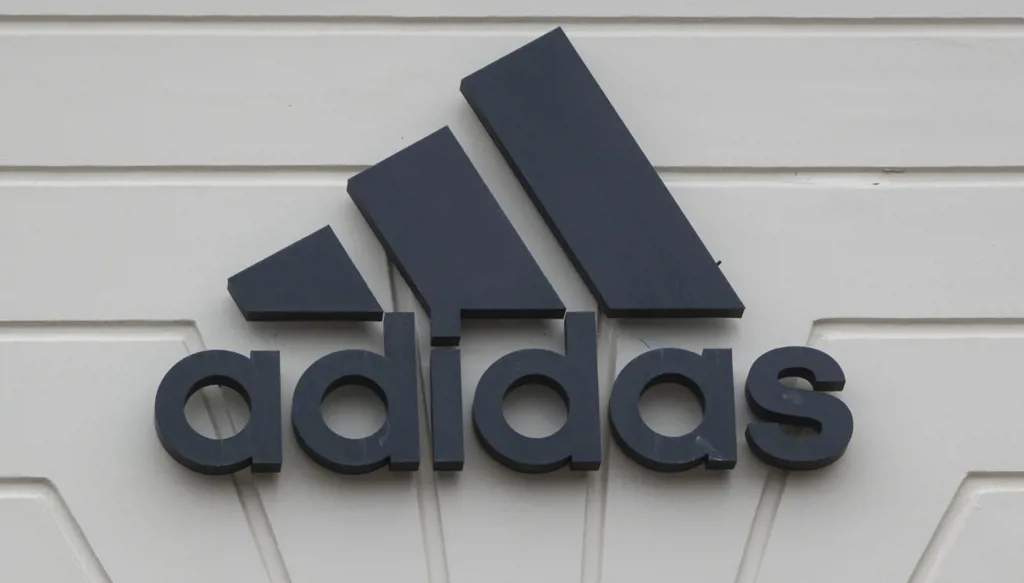 أديداس تختار مليارديراً مصرياً لرئاسة مجلس الإدارة قبل كأس العالم