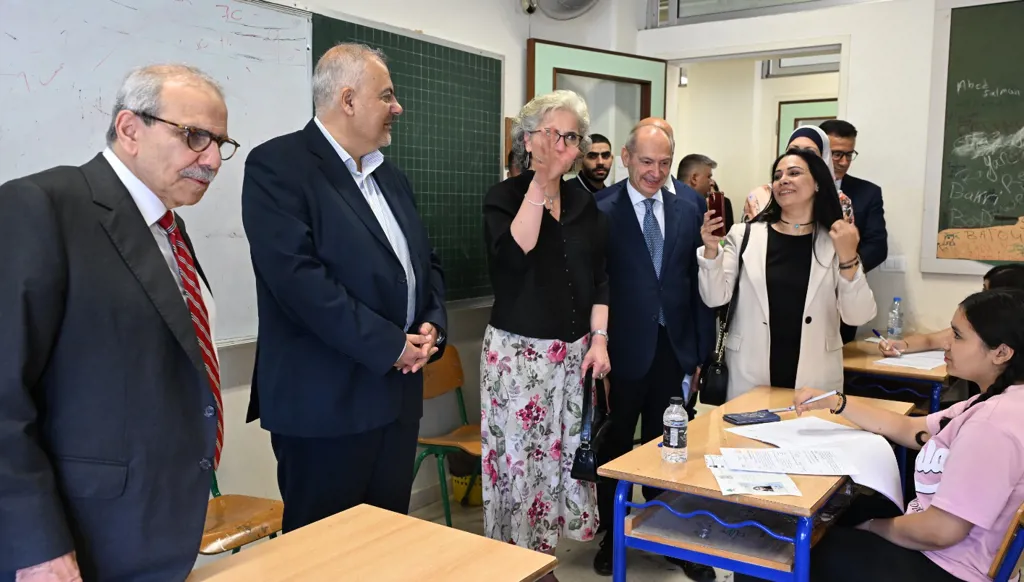 سلام يتفقد الامتحانات في ثانوية شكيب أرسلان في فردان (حسام شبارو).