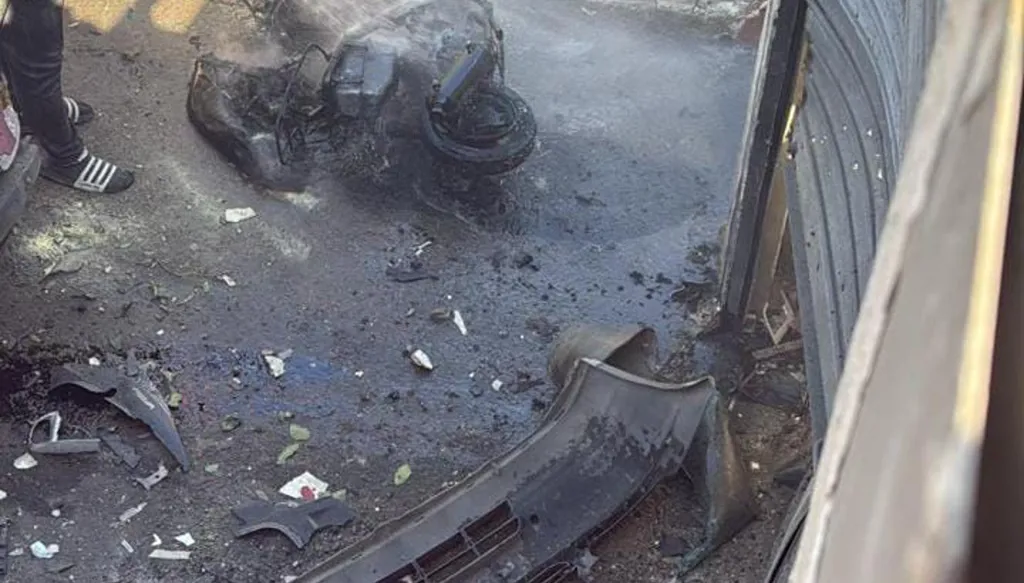 غارة إسرائيلية تستهدف دراجة نارية في بلدة كونين جنوب لبنان (صور)