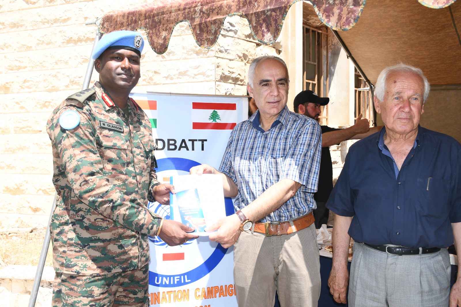  قائد الكتيبة الهندية مع رئيس بلدية شبعا، والى يسارهما رئيس الاتحاد. 