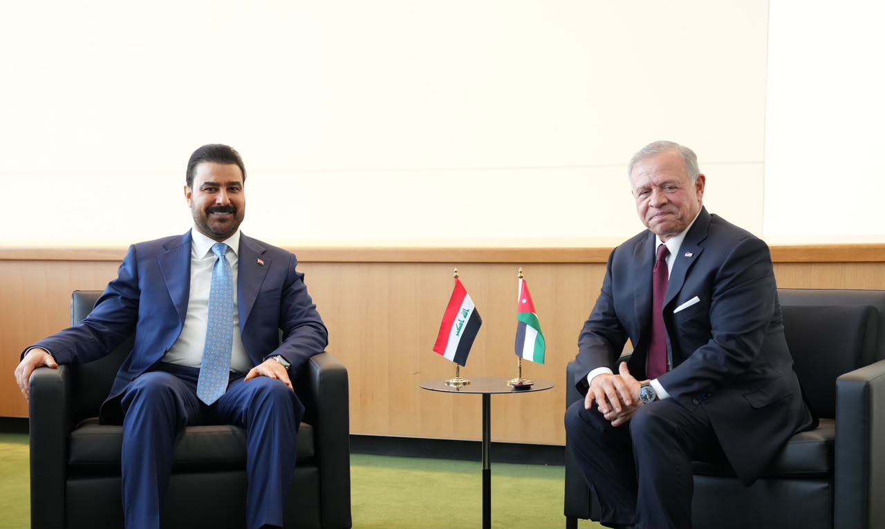 رئيس الوزراء العراقي علي فالح الزيدي (إلى اليسار) يلتقي العاهل الأردني الملك عبد الله الثاني في نيويورك (واع).