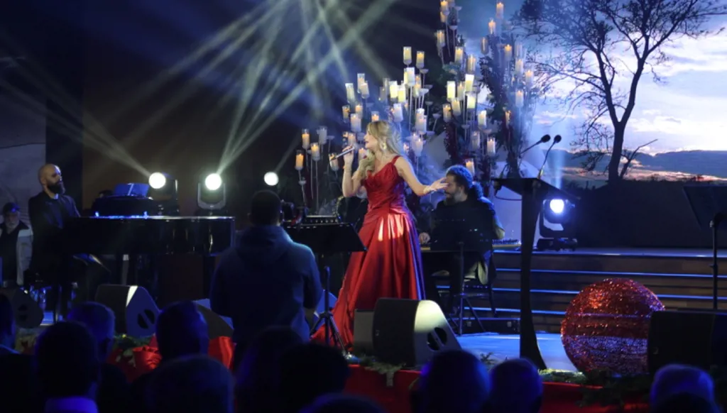 تانيا قسيس تُضيء طرابلس في حفل ميلادي مؤثّر بإطلالة من روبير أبي نادر