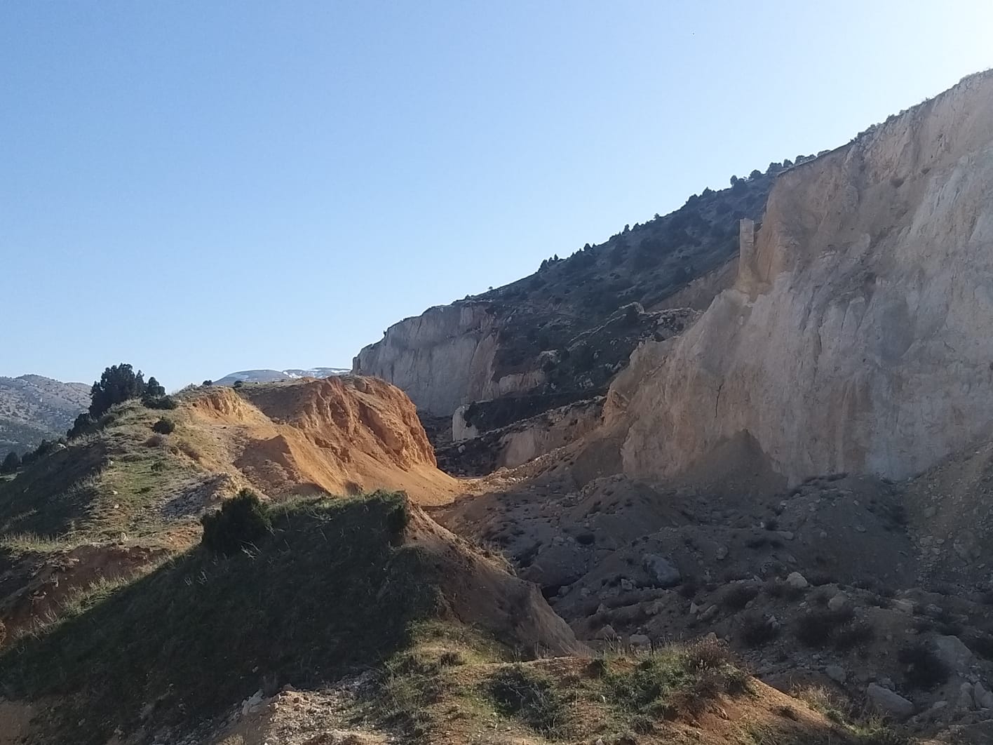 جبل التهمته الكسارات. (ميشال حلاق)