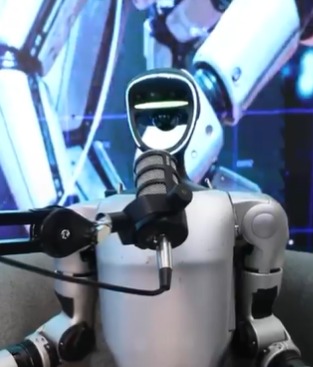 روبوت يتولّى دور المذيع معتمداً على تقنيات الذكاء الاصطناعي (إكس)