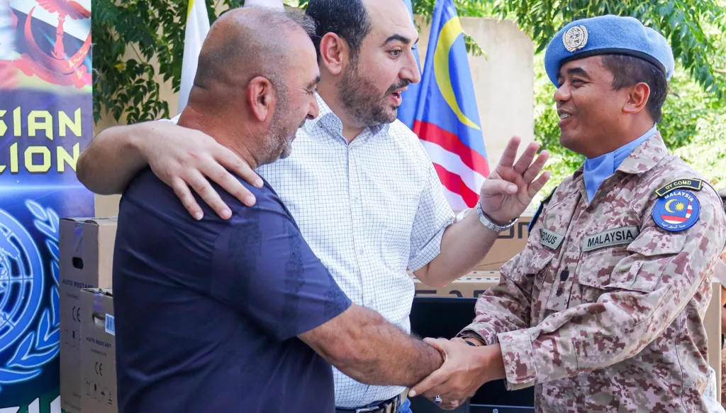 الكتيبة الماليزية قدمت معدات مكتبية الى بلدية أرزون جنوب لبنان