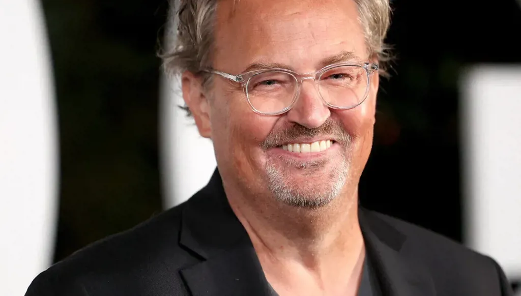 الحكم على طبيب مرتبط بوفاة نجم مسلسل "فريندز" ماثيو بيري بالإقامة الجبرية