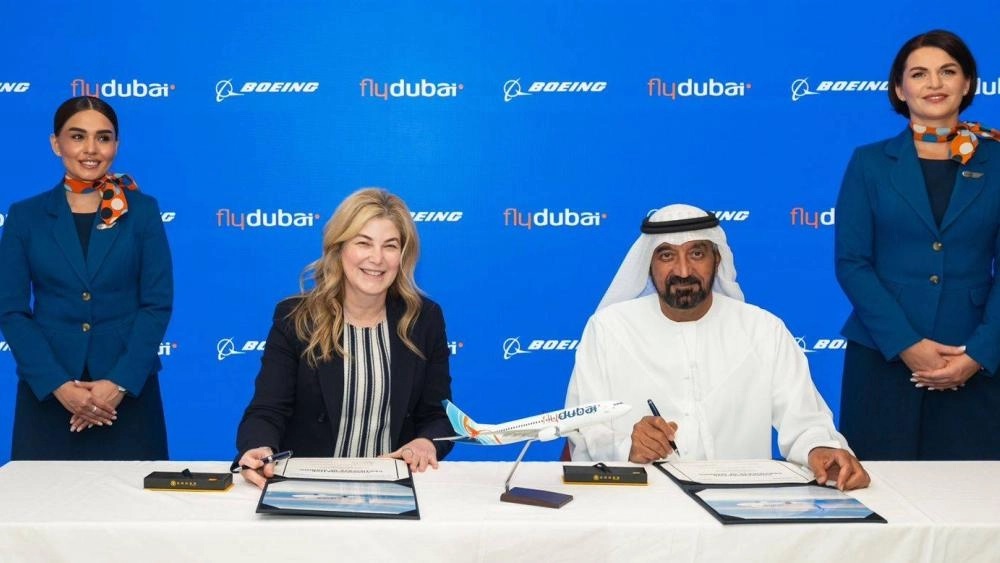 أحمد بن سعيد وستيفاني بوب خلال توقيع الاتفاقية (مواقع)