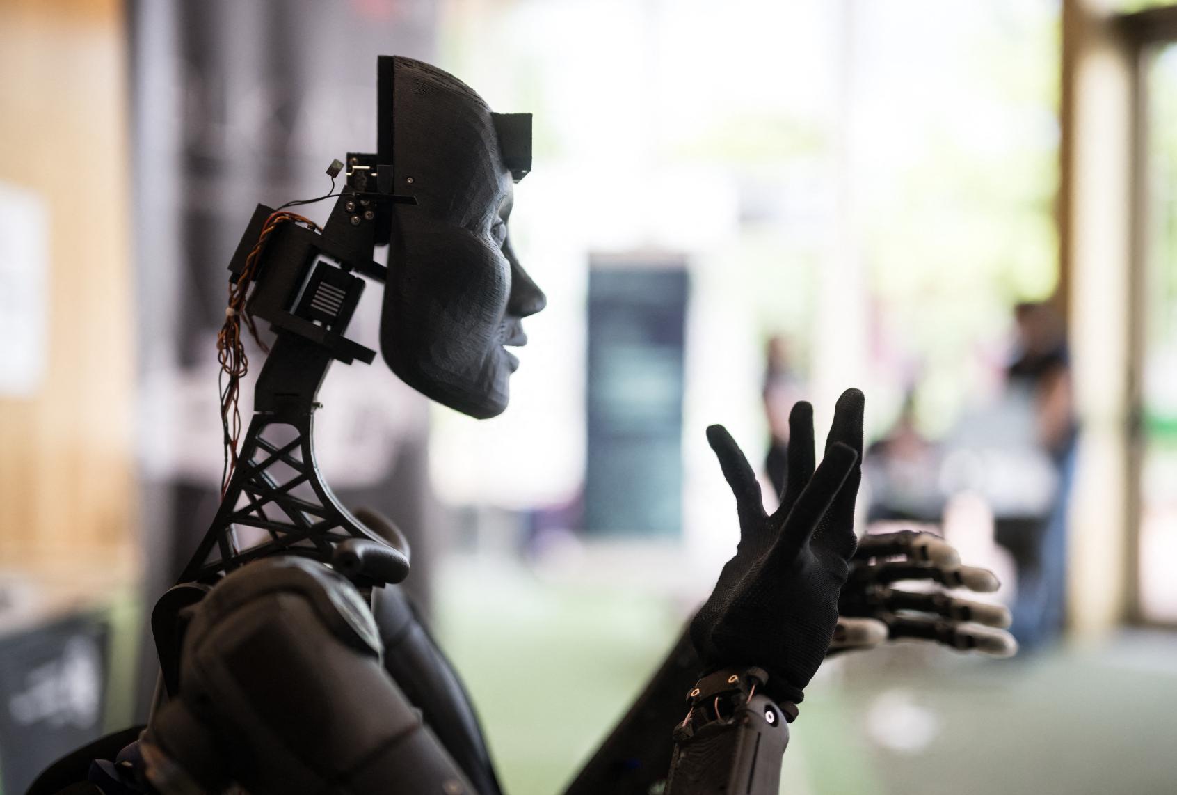 روبوت يستخدم الذكاء الاصطناعي في جناح خلال قمة الاتحاد الدولي للاتصالات العالمية للذكاء الاصطناعي 2024 (أ ف ب)