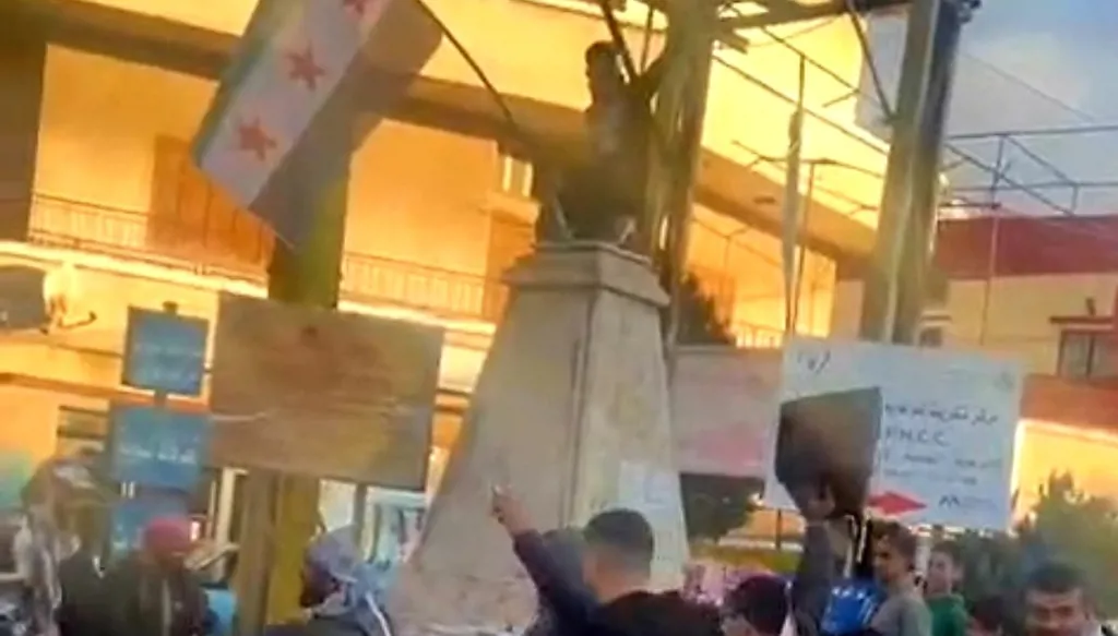تحطيم نصب تذكاري لـ"السوري القومي" شمالي لبنان... ولافتة جديدة مع شعار الجيش (فيديو)