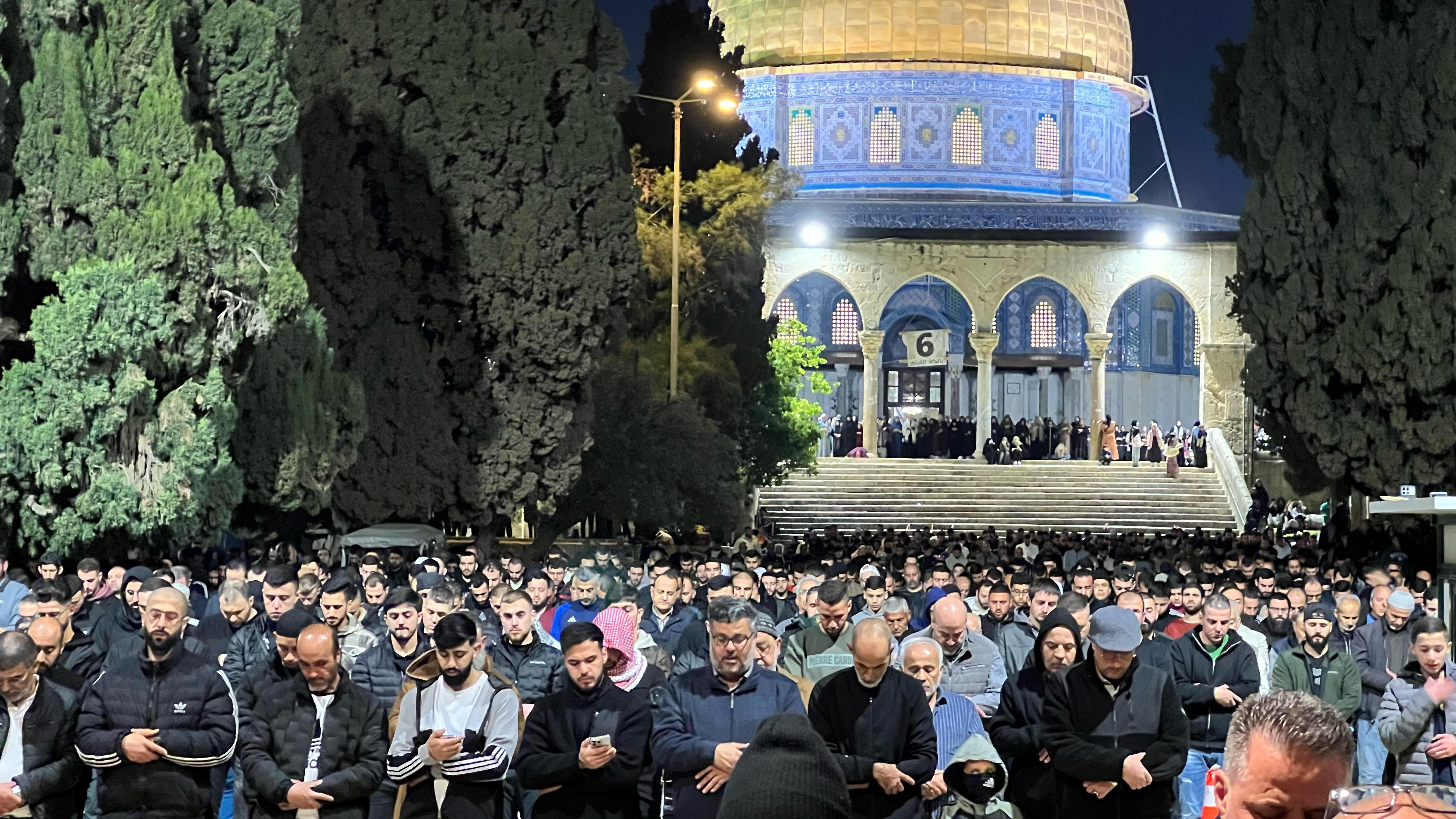فلسطينيون يؤدون صلاة التراويح في المسجد الأقصى