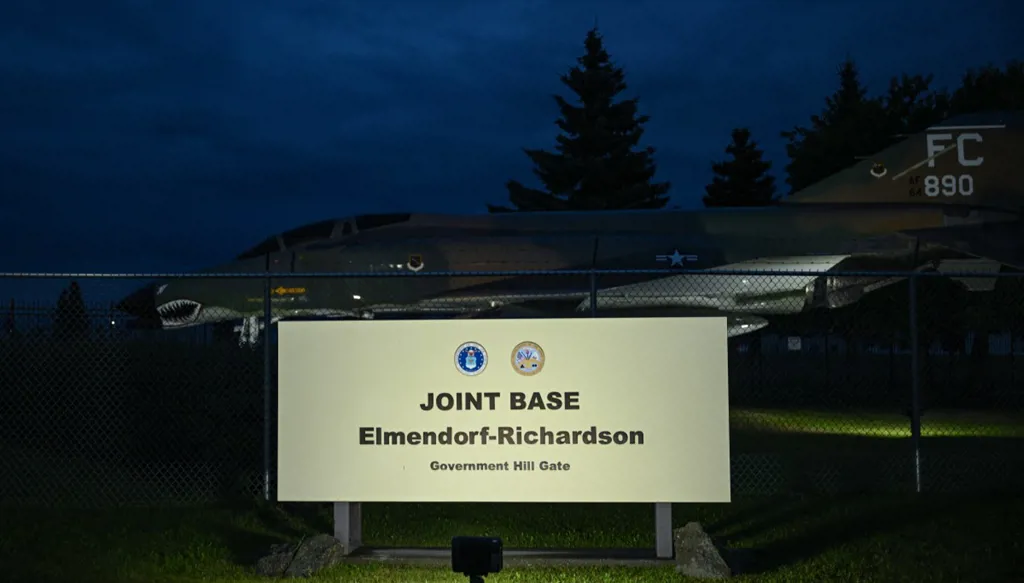 قاعدة "إلمندورف-ريتشاردسون" تجمع ترامب وبوتين غداً... ماذا نعرف عنها؟