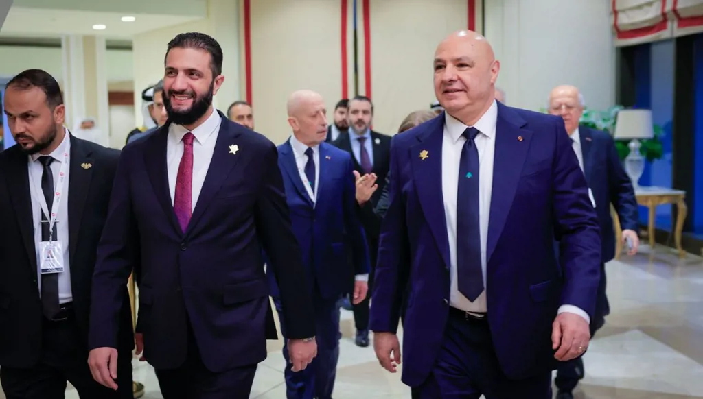 خلال عبور الأجواء السورية إلى عُمان… عون يهنّئ الشرع: لمواصلة قيادة بلادكم إلى برّ الأمان