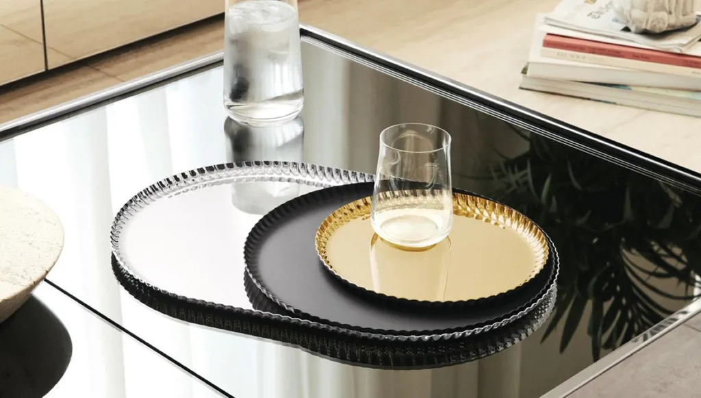 صواني Pleats الفوالذية، من تصميم جي.كوراموتو، ُفت َّقدم كقطع نحتية عملية تضيف لمسة معاصرة إلى طاولة الضيافة.