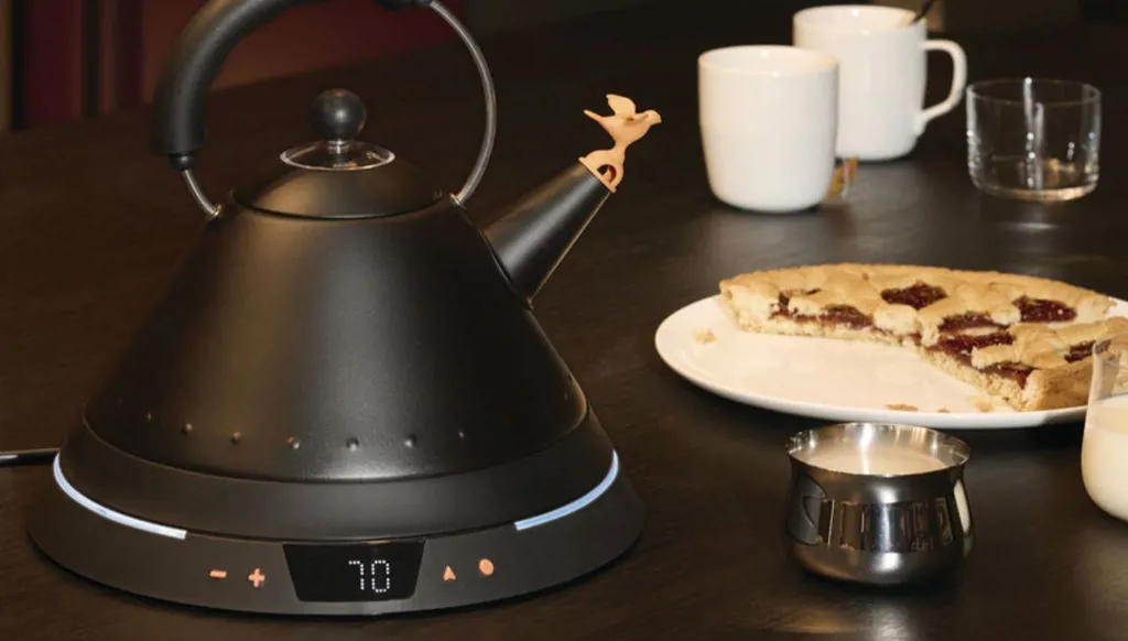 ابريق الشاي الأيقوني 9093 من تصميم مايكل غريفز يؤكد مكانته كهدية خالدة. في الذكرى الأربعين لإطلاقه عام 2025، يُقدّم بنسخة حديثة مزوّدة بخاصية التحكم في درجة الحرارة، في مزيج ذكي بين التصميم الكلاسيكي واحتياجات اليوم