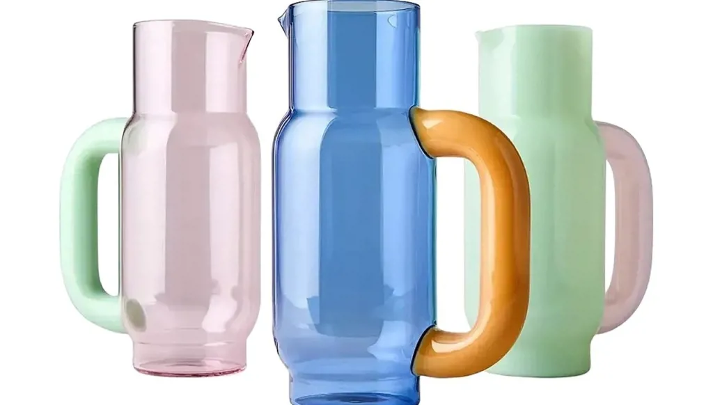 خيارات الهدايا بقارورة الماء Pitcher الخفيفة واألنيقة، من تصميم ستوديو "أباوت"، كدعوة يومية لألناقة العملية.