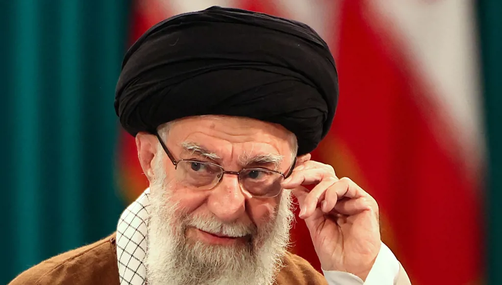 معارضان إيرانيان في المنفى يطالبان خامنئي بالتنحي