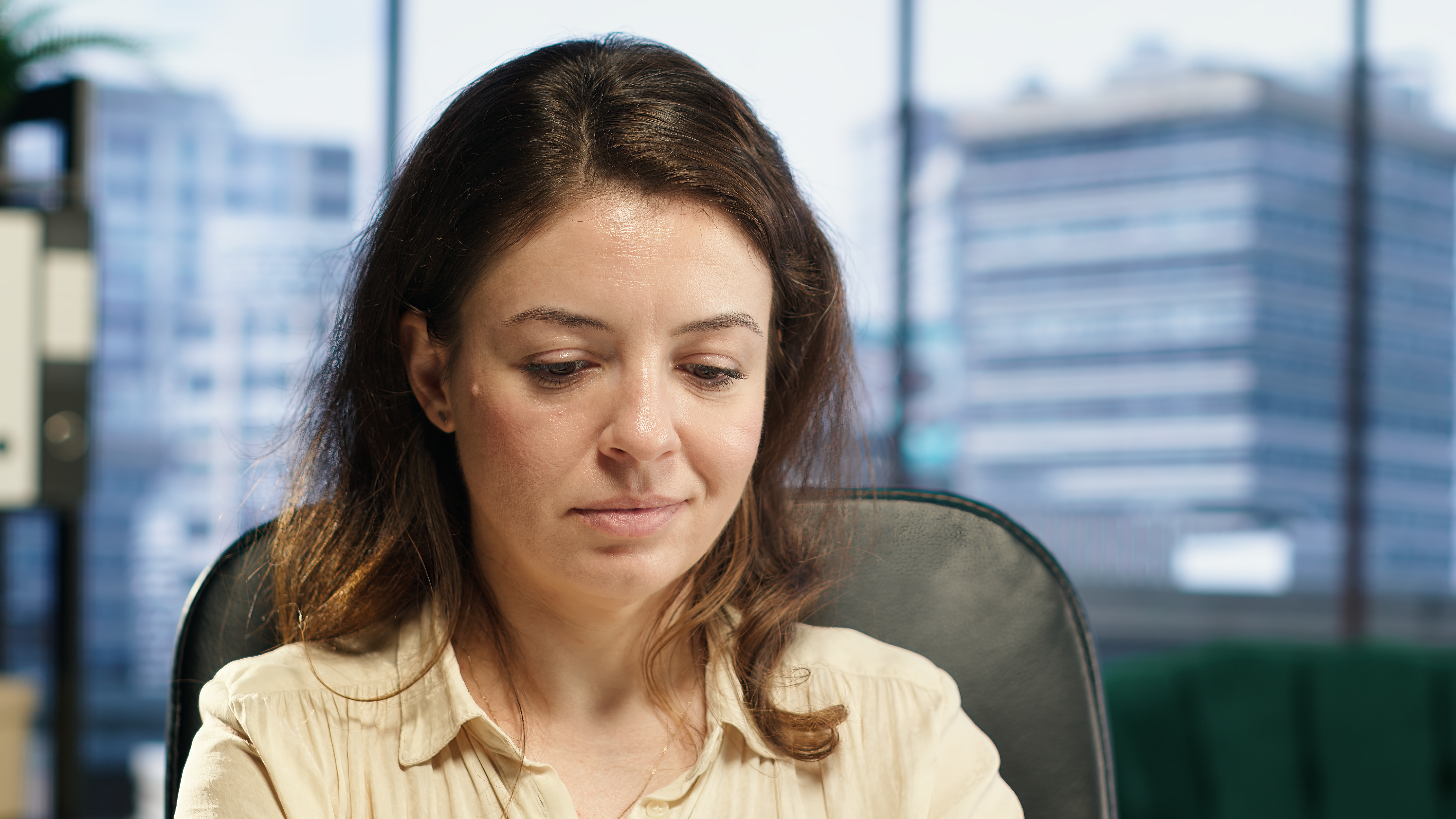 فتاة في المكتب (Freepik).