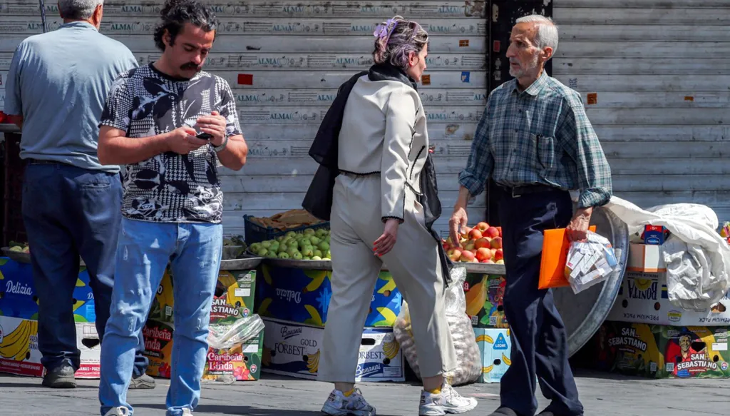مواطنون في طهران. (أ ف ب)