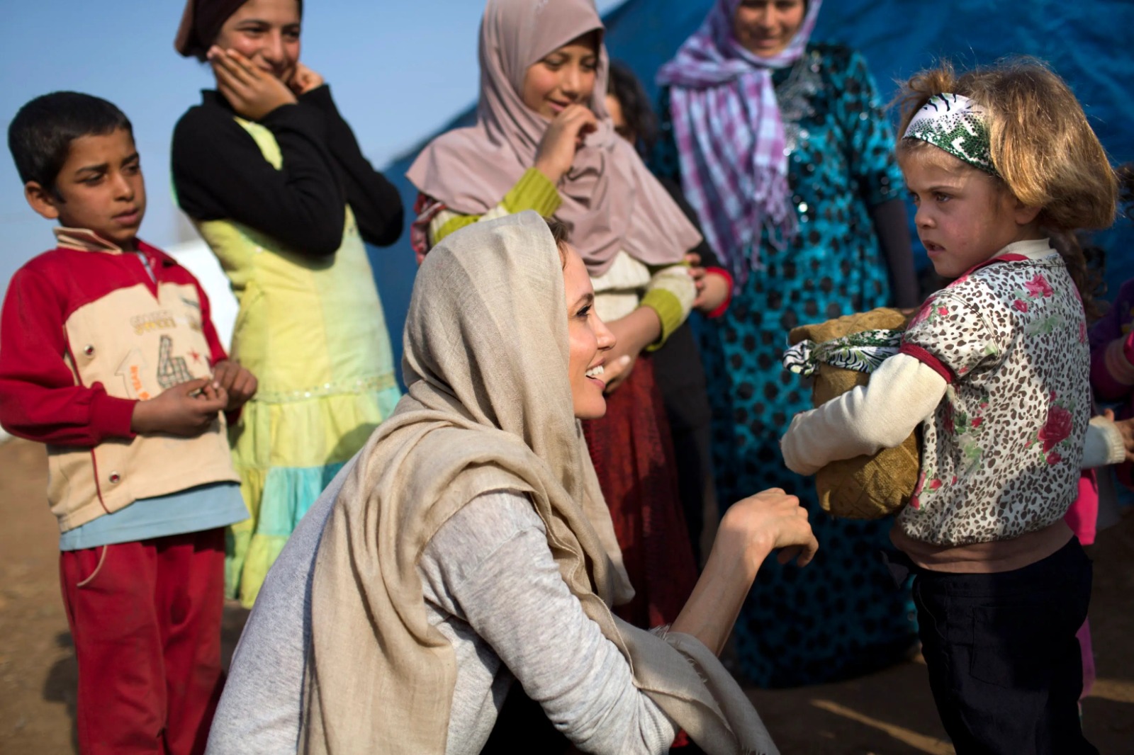 أنجلينا جولي في مخيّم للاجئين السوريّين قرب بلدة زحلة في سهل البقاع، لبنان. (24 شباط/فبراير 2014 - أ ف ب)