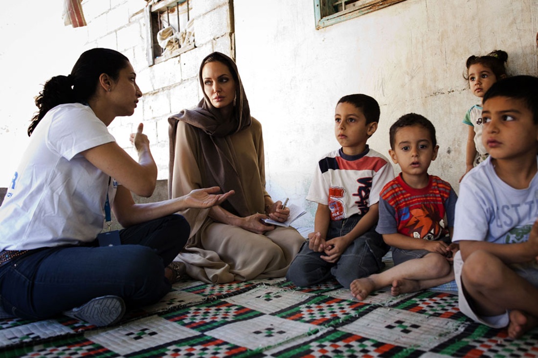 أنجلينا جولي مع أطفال لاجئين سوريين في سهل البقاع، لبنان. (12 أيلول/سبتمبر 2012 - أ ف ب)