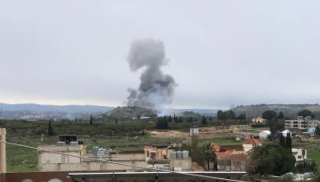 قبيل ساعات من التشييع... غارات إسرائيلية على جنوب لبنان  وشرقه (صور)