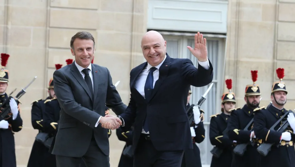 بعد زيارة فرنسا ولقاء ماكرون... عون يعود إلى بيروت