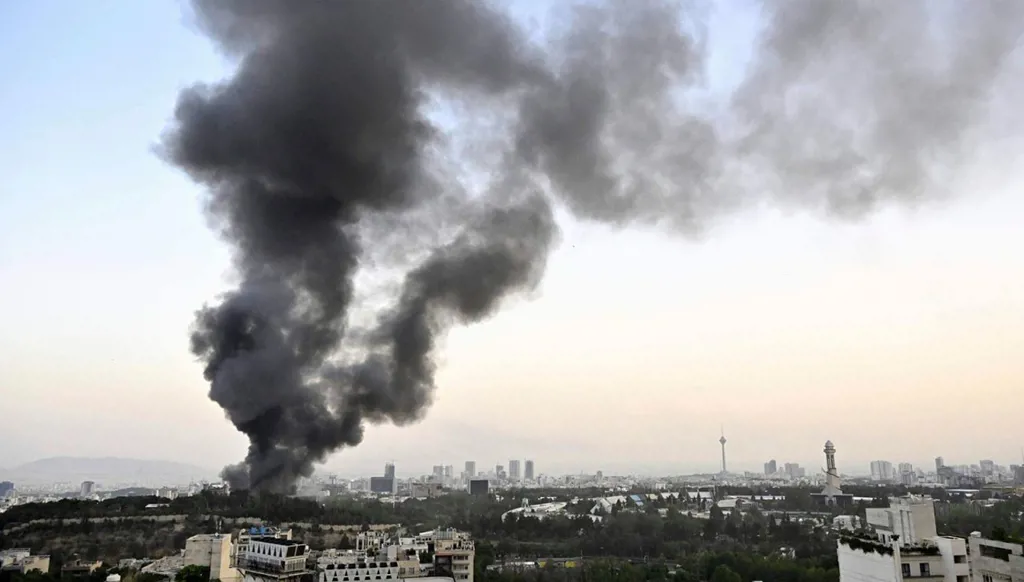 إسرائيل تعلن شن ضربات في وسط إيران... مسؤول عسكري: طهران بدأت بالتعافي