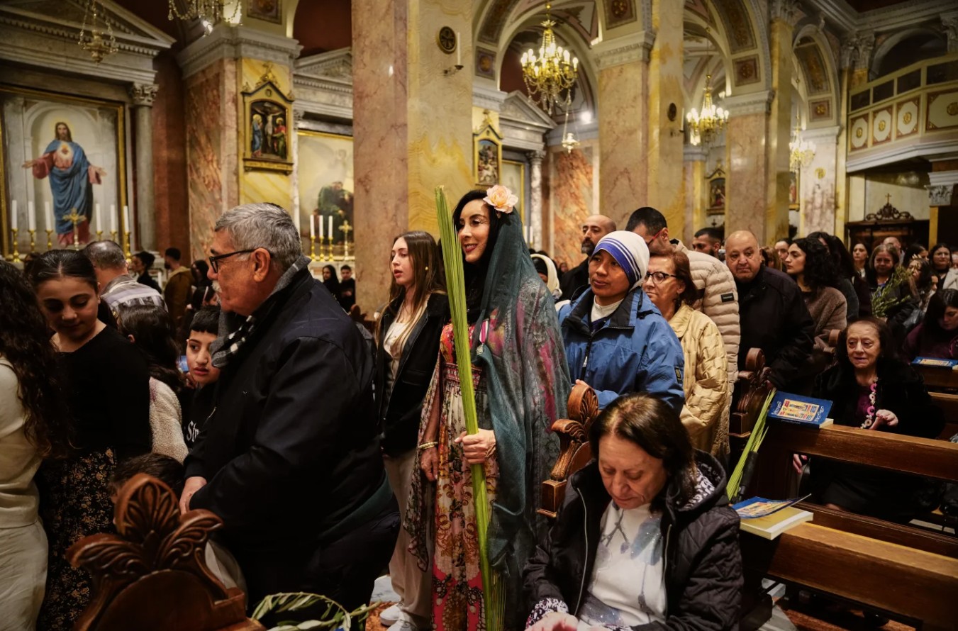 يشارك مؤمنون كاثوليك في قدّاس أحد الشعانين في دير المخلّص في القدس القديمة، في 29 آذار/مارس 2026 (الصورة : أ ب)