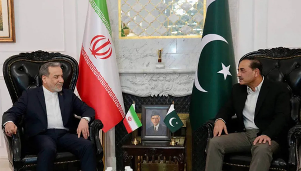 In this photo released by the Iranian Foreign Ministry, Iranian Foreign Minister Abbas Araghchi, left, meets with Pakistan's Army Chief Field Marshal Asim Munir in Islamabad, Pakistan, Saturday, April 25, 2026. (Iranian Foreign Ministry via AP)