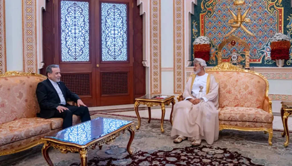 Les pourparlers au Pakistan sont en suspens suite au départ du principal diplomate iranien et à l'absence des envoyés de Trump, créant une incertitude diplomatique.