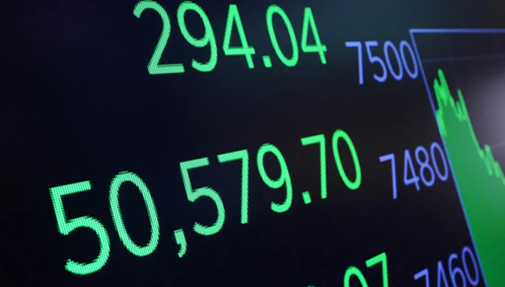 A board above the trading floor of the New York Stock Exchange displays the closing number for the Dow Jones industrial average, Friday, May 22, 2026. (AP Photo/Richard Drew)