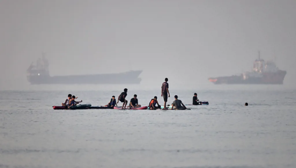 Un nouvel échange de tirs avec l'Iran dans le Golfe met à l'épreuve le fragile cessez-le-feu