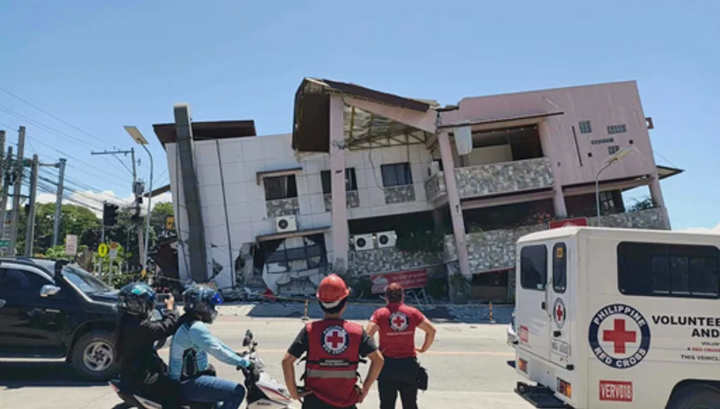 Un tremblement de terre de magnitude 7,8 aux Philippines cause au moins 19 morts, détruit des bâtiments et déclenche un tsunami