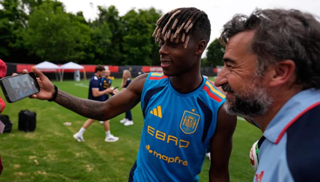 Spain's Nico Williams, left, takes a photo with fan Marcos Perez, right, of Atlanta, after a training session, Saturday, June 6, 2026, in Chattanooga, Tenn., ahead of the World Cup soccer tournament. (AP Photo/Mike Stewart)